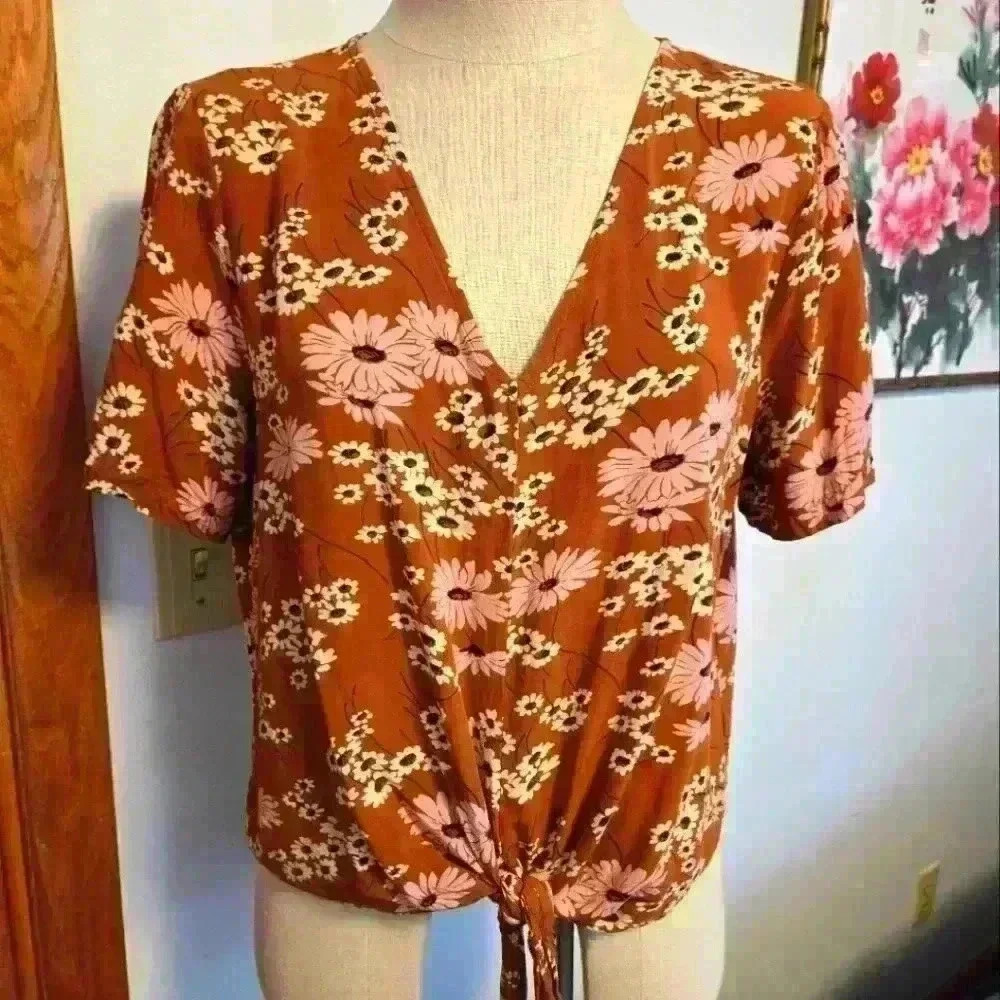 MADEWELL CROPPED WITH FRONT KNOT FLORAL TOP. SIZE LARGE.